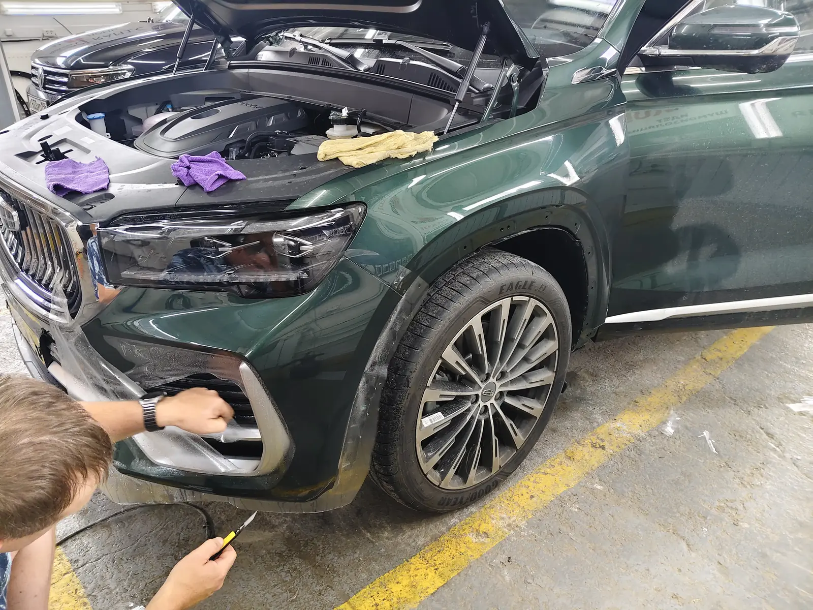 Оклейка зон риска полиуретановой пленкой geely monjaro.