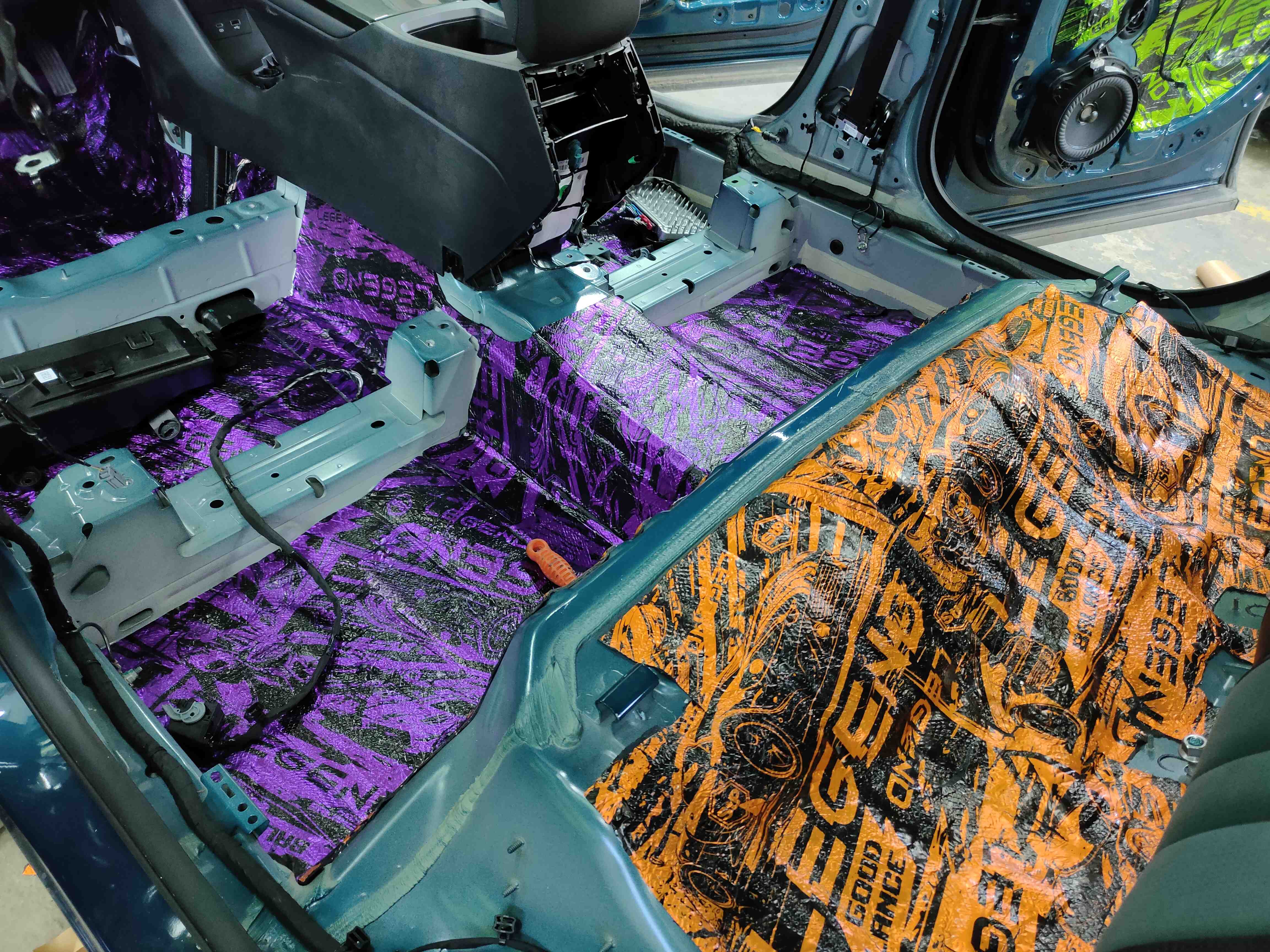 Шумоизоляция пола и кузова