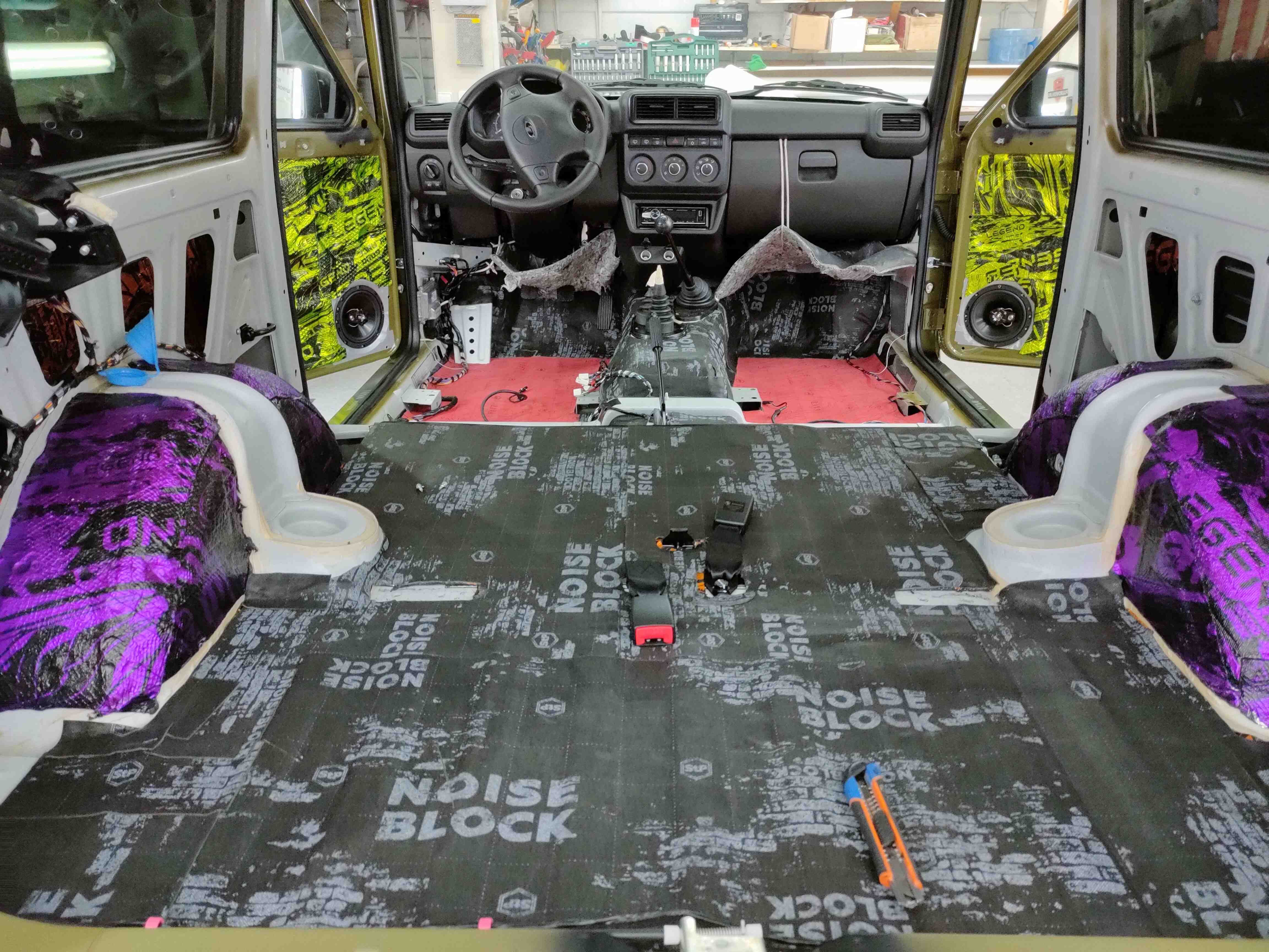 После шумоизоляции: вибро- и шумопоглощающие материалы уложены