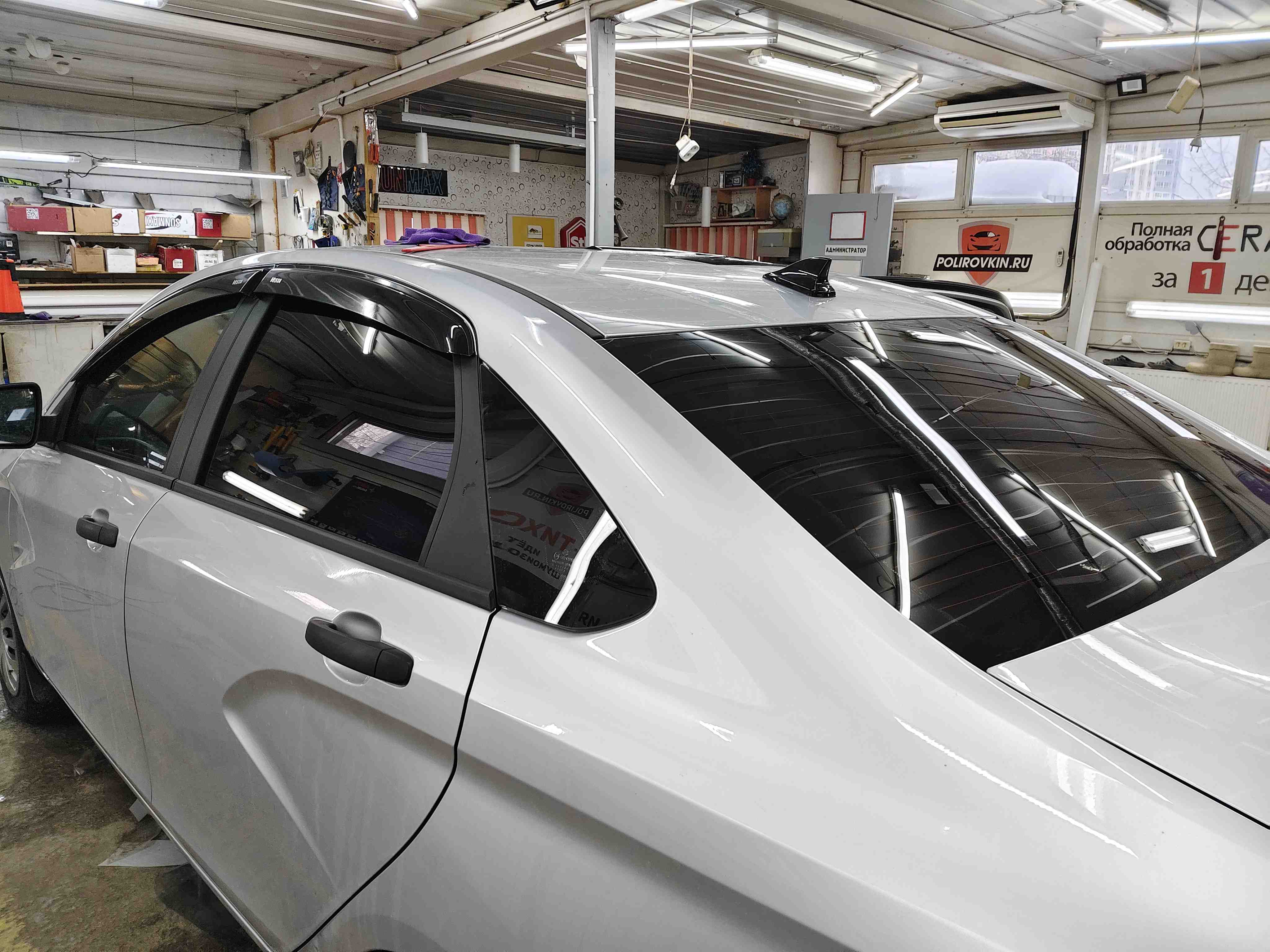 Автомобиль с тонировкой задних и боковых стёкол