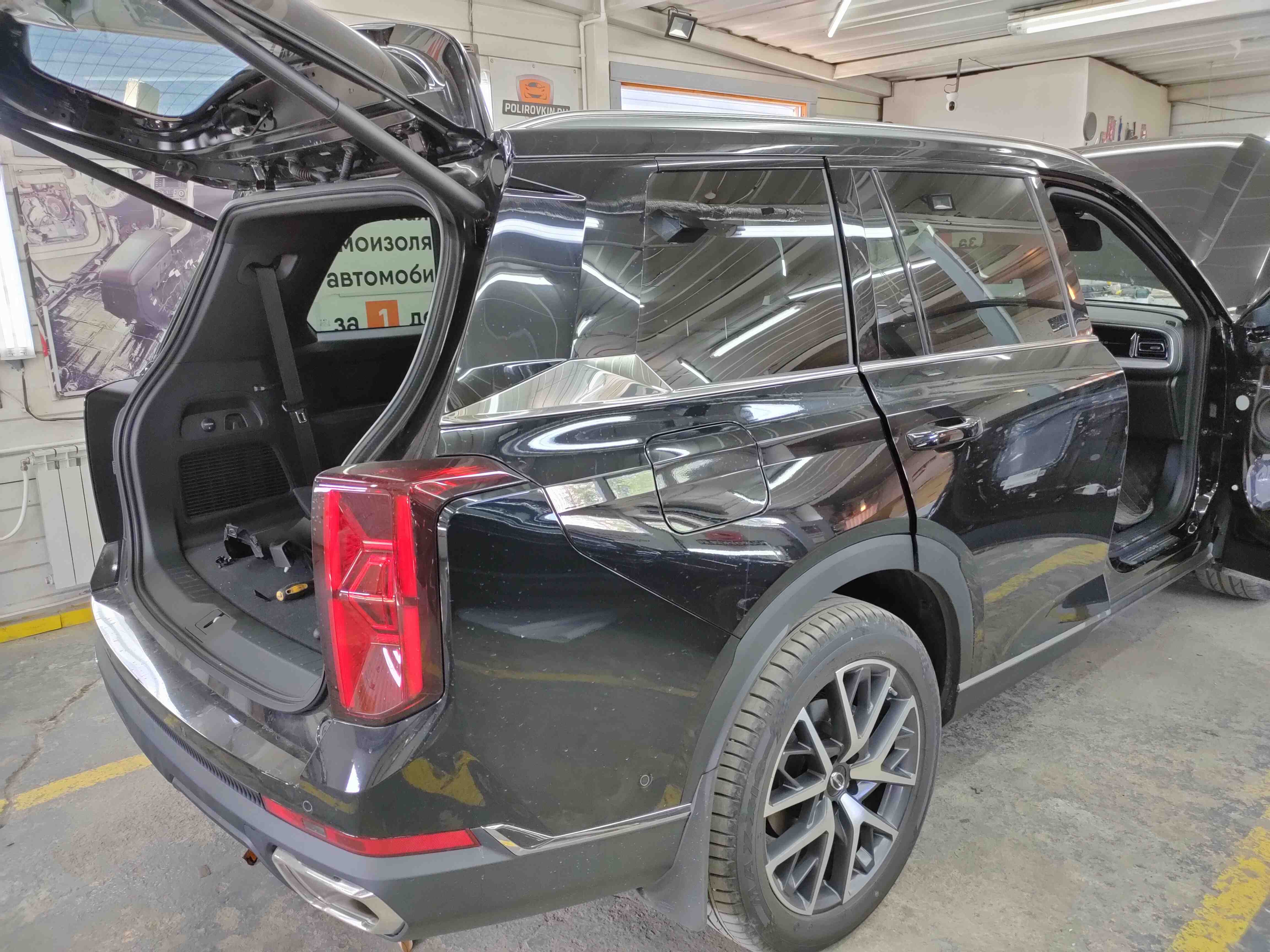 Автомобиль со светлым остеклением без тонировки